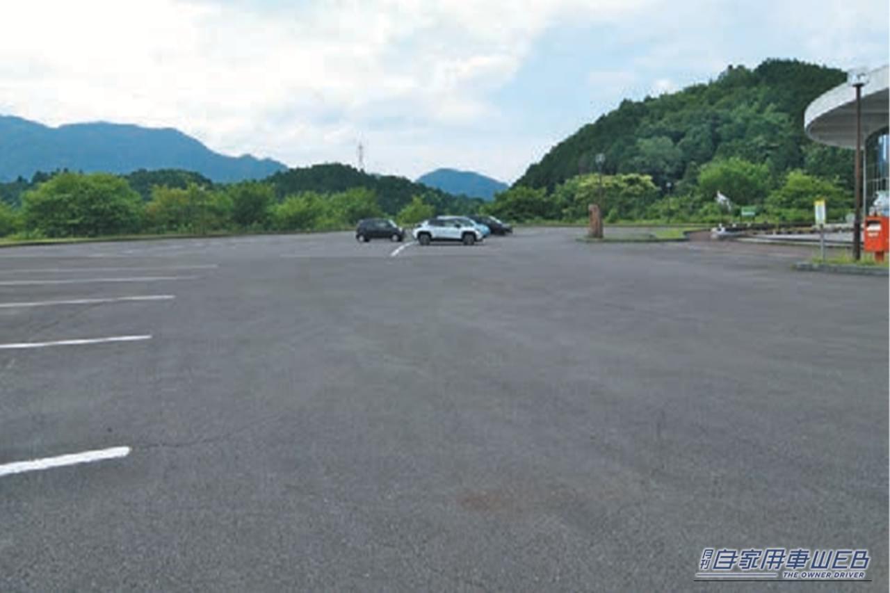 日本まん真ん中センターの駐車場|「ナゼこうなった?」「中に入ったら理解できた…」奇抜過ぎるデザインには意味があった! ずっと気になっていた謎施設を訪問