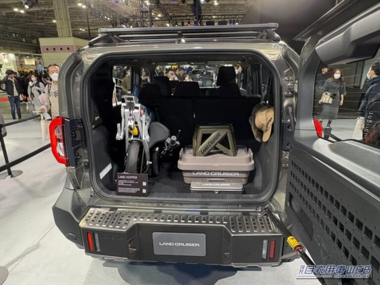海外カスタマイズ仕様のランドクルーザーFJのラゲッジスペース|「おぉ…これはイメージしやすい」新型ランドクルーザーFJに荷物を積むとどんな感じ? シリーズ最小モデルのラゲッジスペースをチェック!