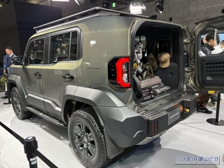 海外カスタマイズ仕様のランドクルーザーFJのラゲッジスペース｜「おぉ…これはイメージしやすい」新型ランドクルーザーFJに荷物を積むとどんな感じ？ シリーズ最小モデルのラゲッジスペースをチェック！