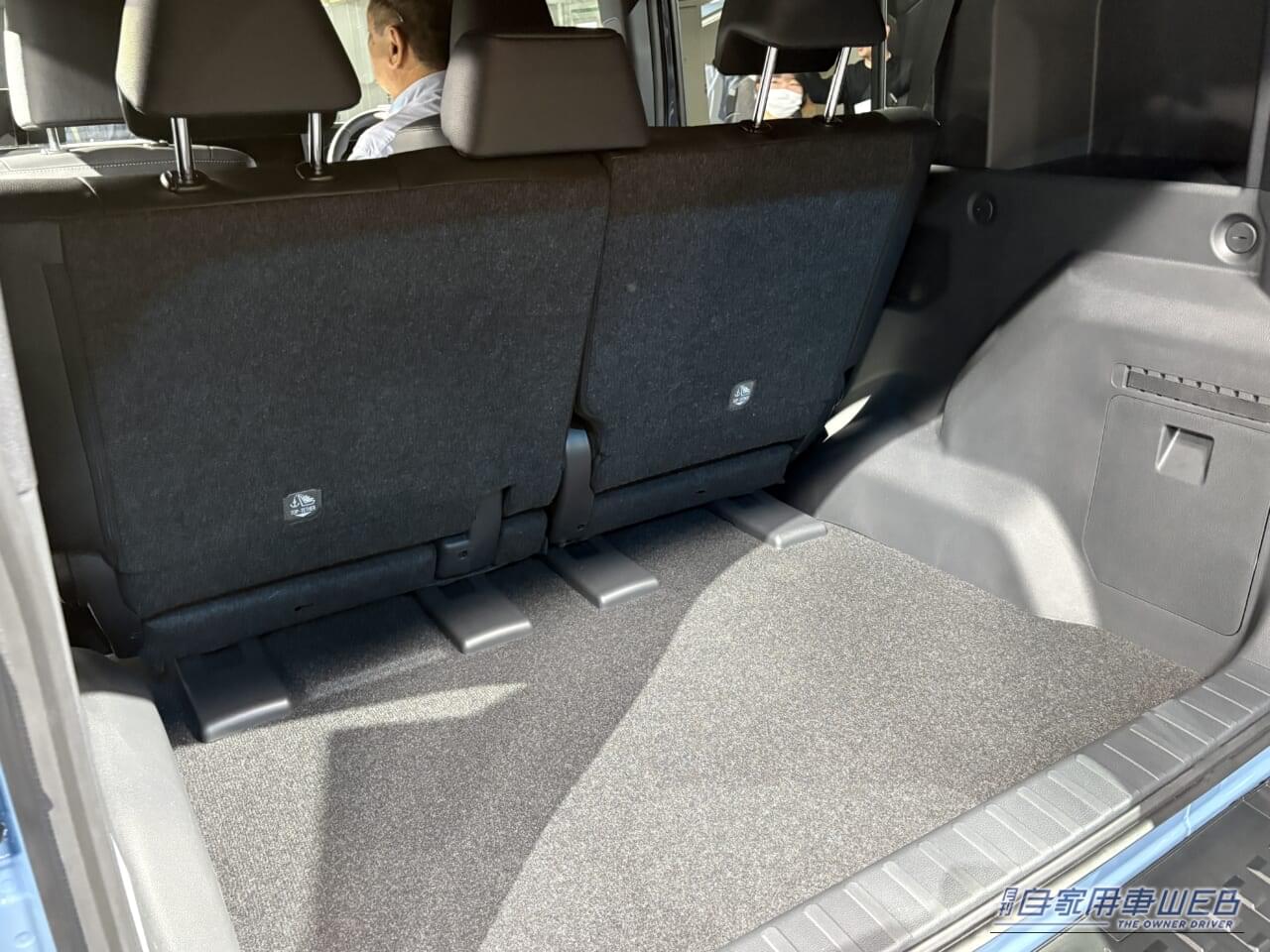 ｜「おぉ…これはイメージしやすい」新型ランドクルーザーFJに荷物を積むとどんな感じ？ シリーズ最小モデルのラゲッジスペースをチェック！