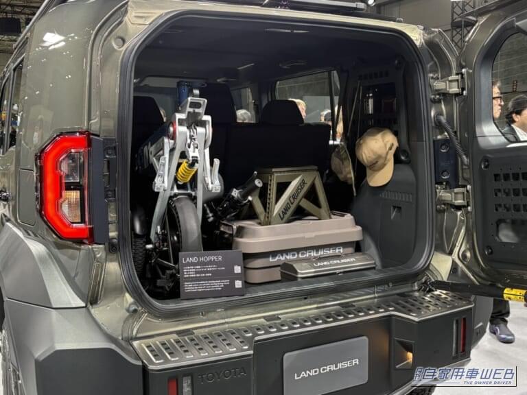 海外カスタマイズ仕様のランドクルーザーFJのラゲッジスペース|「おぉ…これはイメージしやすい」新型ランドクルーザーFJに荷物を積むとどんな感じ? シリーズ最小モデルのラゲッジスペースをチェック!