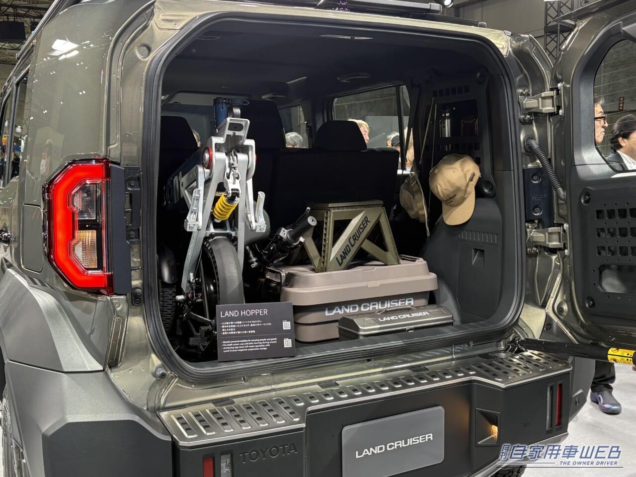 |「おぉ…これはイメージしやすい」新型ランドクルーザーFJに荷物を積むとどんな感じ? シリーズ最小モデルのラゲッジスペースをチェック!