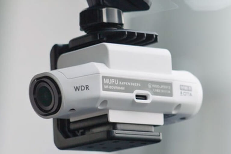 ドライブレコーダー MF-BDVR004［MAXWIN］をC型マウントに装着した状態。｜［1月5日まで］期間限定で特別割引中。配線不要、貼るだけでOK。車種を選ばず取り付けられる人気モデルの特別キャペーン実施中！