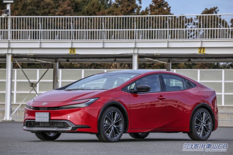 最新型のトヨタ プリウス。|「おぉ〜コレめっちゃ欲しい…」トヨタ車のデッドスペースにすっぽりハマる! 工具不要で2分で装着OKの便利なカーグッズを紹介