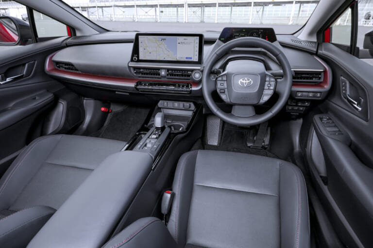 トヨタのプリウスの車内。|「これは革新的」「デッドスペースにピッタリとハマる」簡単装着で効果抜群! スタイリッシュで見た目もイイ感じのカーグッズを紹介