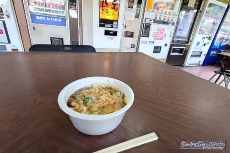 千葉県成田市にあるオートパーラーシオヤの店内と天ぷらうどん。｜「うわ〜すげぇ…」レトロ自販機がズラリ。コイン投入すると…「えっマジで？」出てきた商品に「最高です」