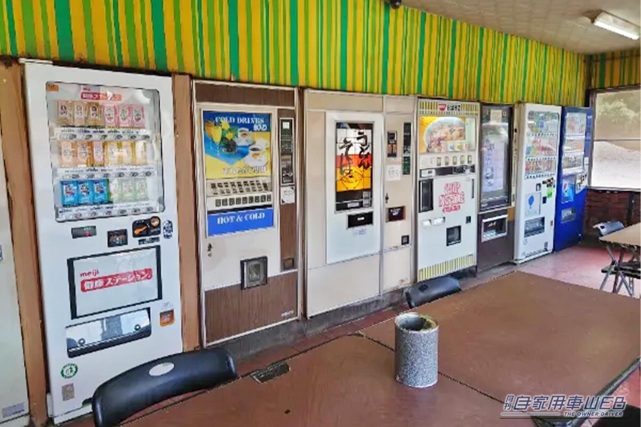 |「うわ〜すげぇ…」レトロ自販機がズラリ。コイン投入すると…「えっマジで?」出てきた商品に「最高です」
