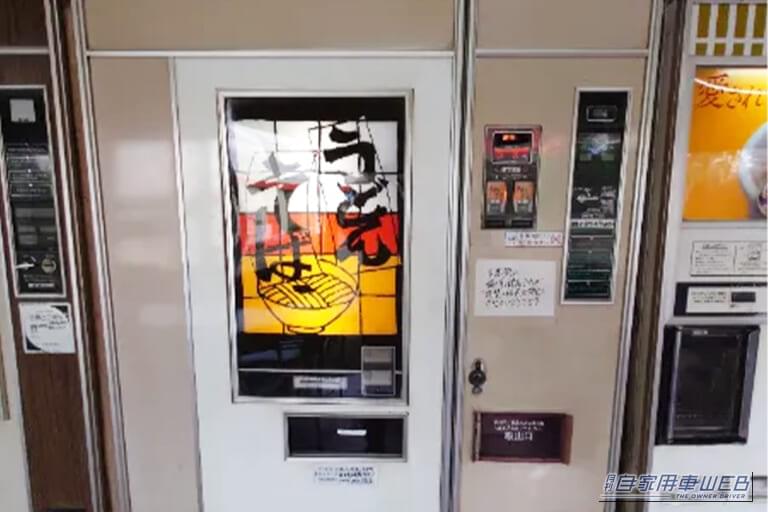 千葉県成田市にあるオートパーラーシオヤの店内。｜「うわ〜すげぇ…」レトロ自販機がズラリ。コイン投入すると…「えっマジで？」出てきた商品に「最高です」