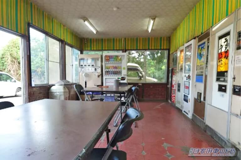 千葉県成田市にあるオートパーラーシオヤの店内の雰囲気。|「うわ〜すげぇ…」レトロ自販機がズラリ。コイン投入すると…「えっマジで?」出てきた商品に「最高です」