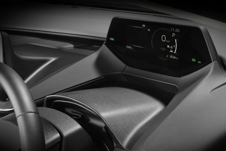 トヨタのプリウス(60系)の運転席周辺。|「おぉ〜コレめっちゃ欲しい…」トヨタ車のデッドスペースにすっぽりハマる! 工具不要で2分で装着OKの便利なカーグッズを紹介