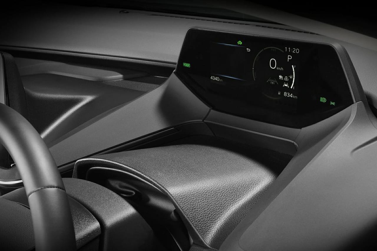 トヨタのプリウス（60系）の運転席周辺。｜「おぉ〜コレめっちゃ欲しい…」トヨタ車のデッドスペースにすっぽりハマる！ 工具不要で2分で装着OKの便利なカーグッズを紹介