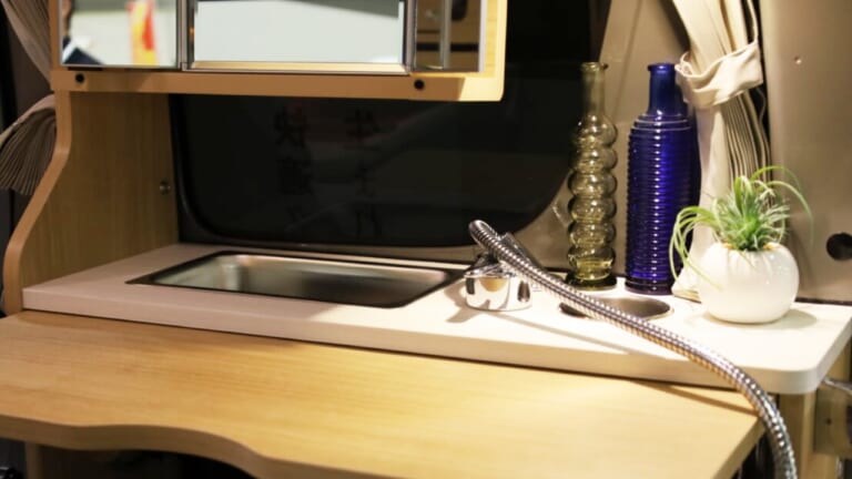 「軽とは思えない」チープさ排除でブッ刺さる、まるで走るタイニーハウス。普通に手の届く価格帯が嬉しい軽キャンパー。