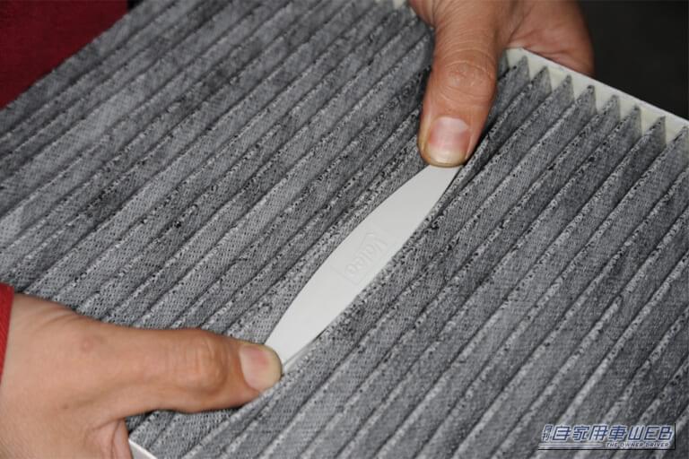 わさびデェール［Valeo］をフィルターに取り付けた状態の写真｜「それ、簡単に改善できますよ」多くの人を悩ませるカーエアコンの不満が劇的に解消。Amazonベストセラー1位に君臨し続けるカー用品を紹介。