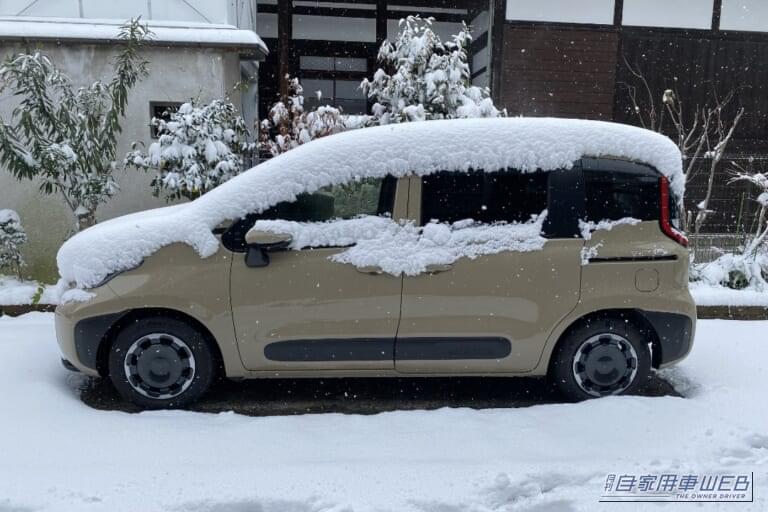 雪の降り積もった車のイメージ。｜「まさかの弱点が」「ちょっと嫌だね」現代の車で発生する“突然の暗闇”が怖すぎる。知らないと結構危ないかも。