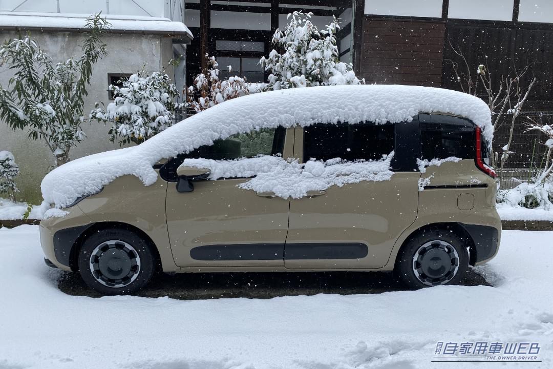 雪の降り積もった車のイメージ。｜「まさかの弱点が」「ちょっと嫌だね」現代の車で発生する“突然の暗闇”が怖すぎる。知らないと結構危ないかも。