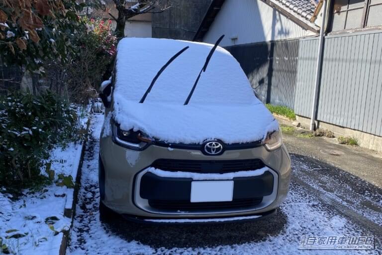 雪の降り積もった車のイメージ。｜「まさかの弱点が」「ちょっと嫌だね」現代の車で発生する“突然の暗闇”が怖すぎる。知らないと結構危ないかも。
