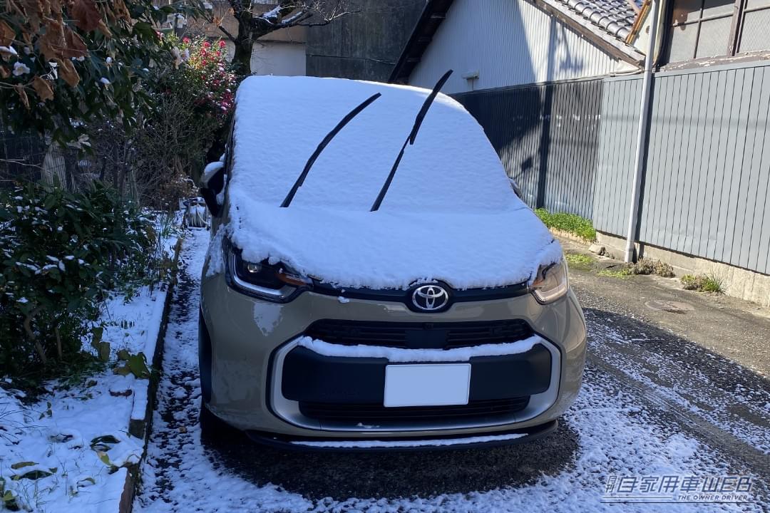 雪の降り積もった車のイメージ。|「まさかの弱点が」「ちょっと嫌だね」現代の車で発生する“突然の暗闇”が怖すぎる。知らないと結構危ないかも。