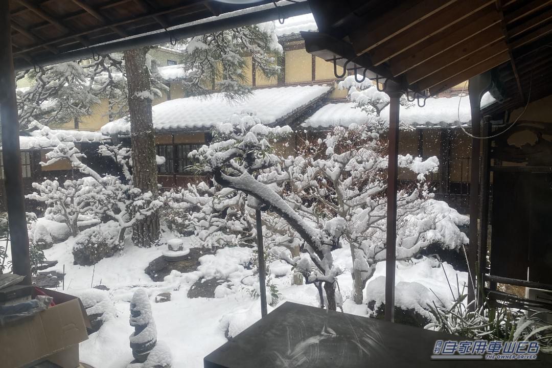 筆者宅、中庭に積もった雪。｜「まさかの弱点が」「ちょっと嫌だね」現代の車で発生する“突然の暗闇”が怖すぎる。知らないと結構危ないかも。