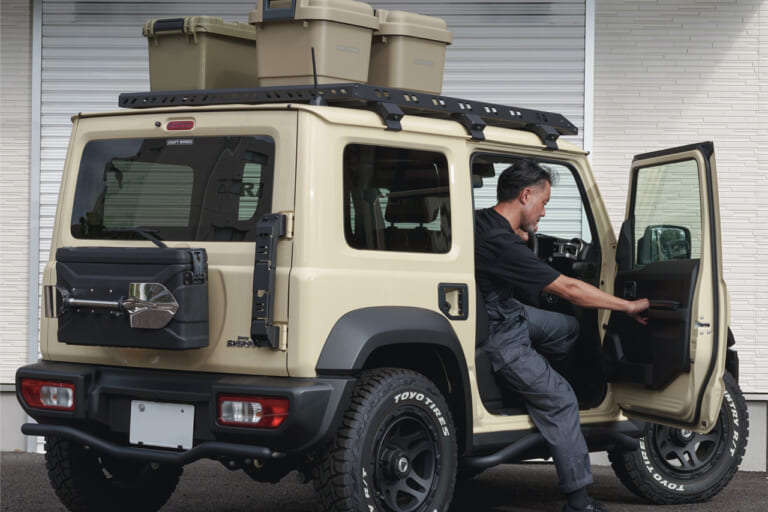 ジムニー専用リアラダー（スリムタイプ）［クラフトワークス］を取り付けたジムニー｜「どうやって使うの？」「これは想像つかない」一見よくわからないが、実用性抜群！ 開閉式でスタイリッシュ。リーズナブルな価格設定がうれしいカー用品を紹介。