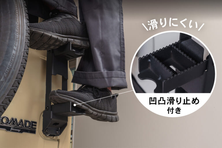 ジムニー専用リアラダー（スリムタイプ）［クラフトワークス］の使用例｜「どうやって使うの？」「これは想像つかない」一見よくわからないが、実用性抜群！ 開閉式でスタイリッシュ。リーズナブルな価格設定がうれしいカー用品を紹介。