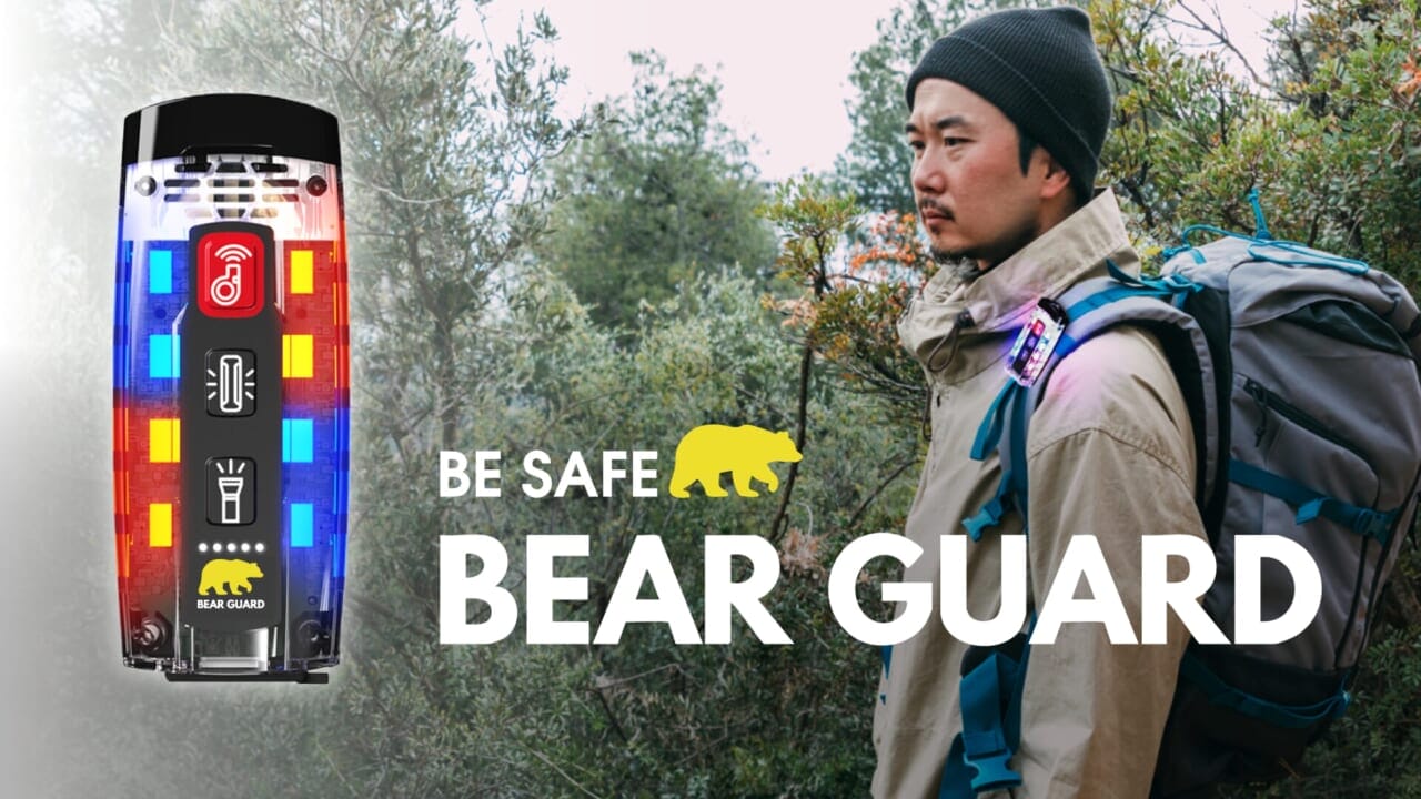 携行型安全デバイス「ベアーガード（BEAR GUARD）」［株式会社TCL］をリュックのストラップに装着した写真｜「これは珍しい…」「そんな方法があるんだ？」ダブルの効果で威力を発揮。自動車販売業者が開発したユニークなデバイスを紹介。