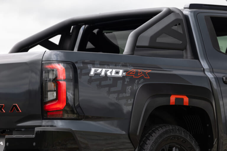 日産の新型ナバラのリヤゲート｜「コレはカッコいい」「こんなクルマあったんだ…」日本人が知らない、世界に誇る日産車。1986年から累計販売台数50万台の名車の新型が発表！