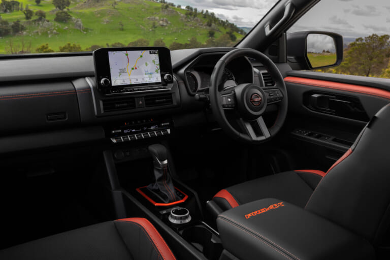 日産の新型ナバラの運転席｜「コレはカッコいい」「こんなクルマあったんだ…」日本人が知らない、世界に誇る日産車。1986年から累計販売台数50万台の名車の新型が発表！