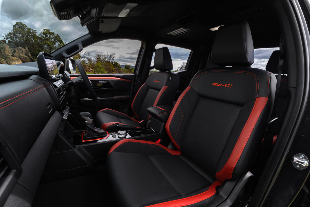 日産の新型ナバラのフロントシート|「コレはカッコいい」「こんなクルマあったんだ…」日本人が知らない、世界に誇る日産車。1986年から累計販売台数50万台の名車の新型が発表!