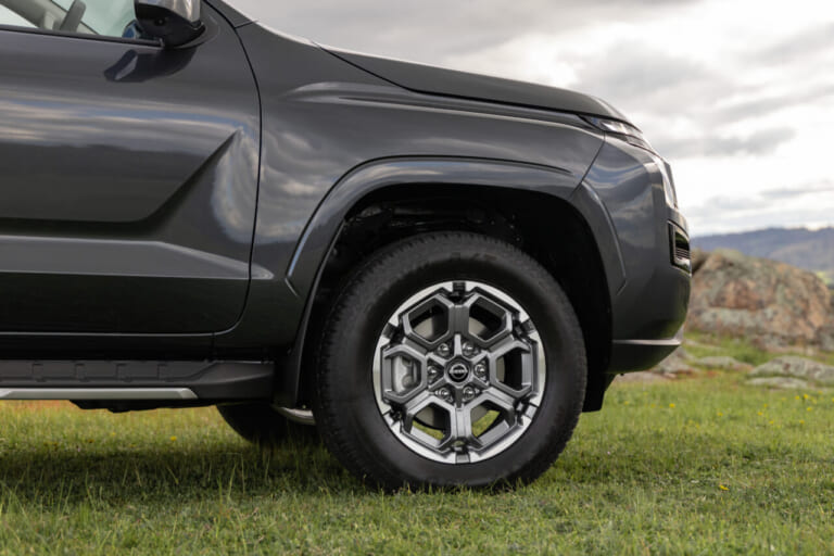 日産の新型ナバラのフロントタイヤ｜「コレはカッコいい」「こんなクルマあったんだ…」日本人が知らない、世界に誇る日産車。1986年から累計販売台数50万台の名車の新型が発表！