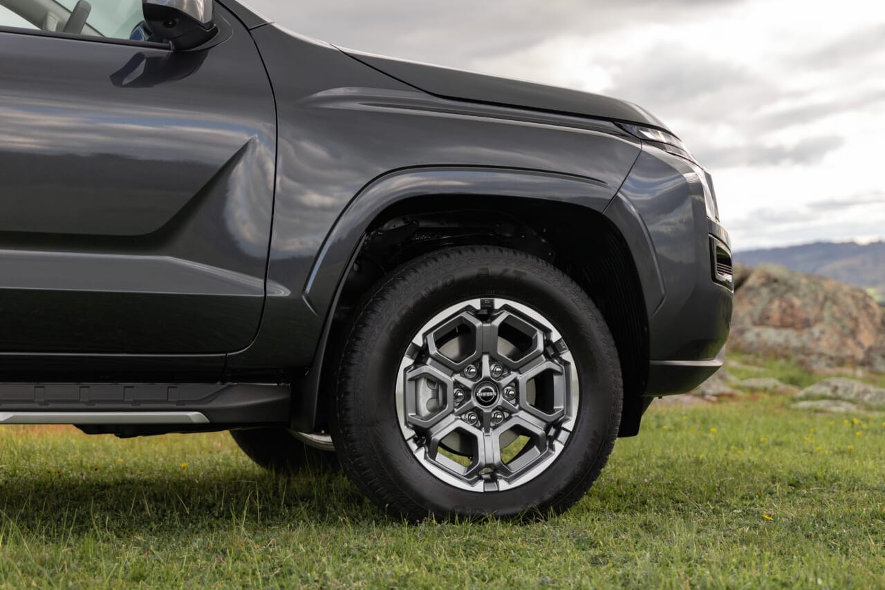 日産の新型ナバラのフロントタイヤ|「コレはカッコいい」「こんなクルマあったんだ…」日本人が知らない、世界に誇る日産車。1986年から累計販売台数50万台の名車の新型が発表!