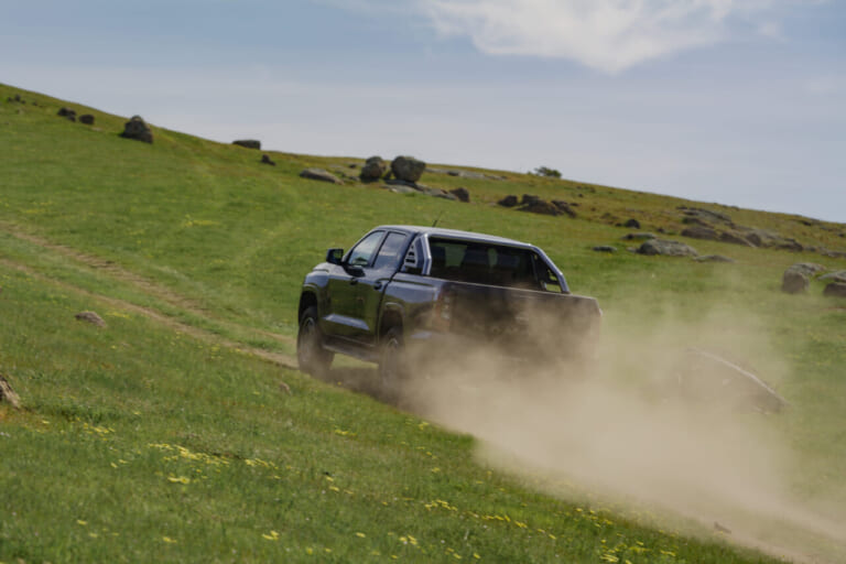 日産の新型ナバラの悪路走行シーン｜「コレはカッコいい」「こんなクルマあったんだ…」日本人が知らない、世界に誇る日産車。1986年から累計販売台数50万台の名車の新型が発表！