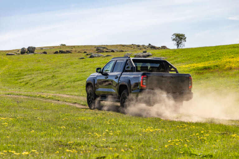 日産の新型ナバラの悪路走行シーン｜「コレはカッコいい」「こんなクルマあったんだ…」日本人が知らない、世界に誇る日産車。1986年から累計販売台数50万台の名車の新型が発表！