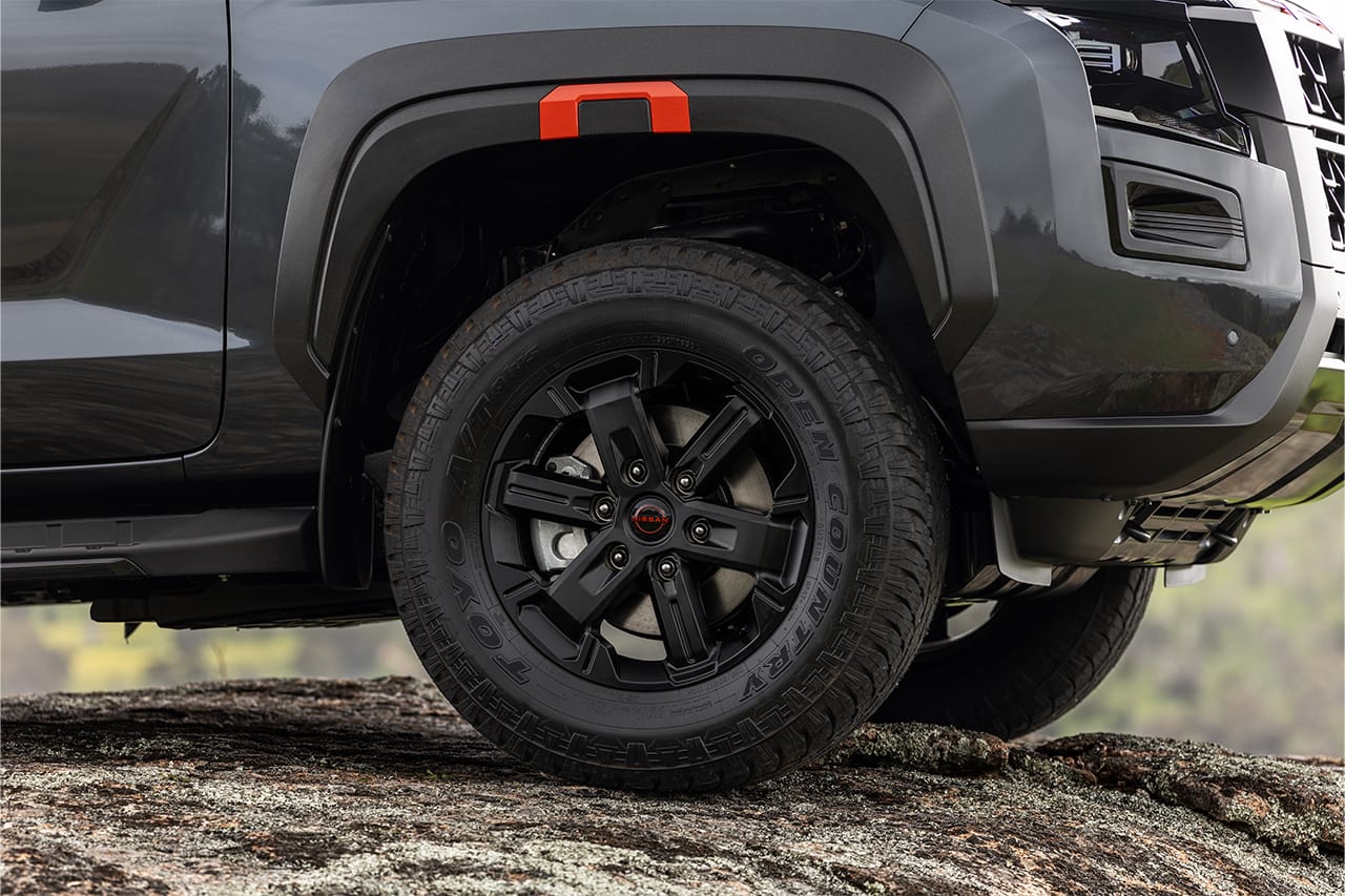 日産の新型ナバラのフロントタイヤ|「コレはカッコいい」「こんなクルマあったんだ…」日本人が知らない、世界に誇る日産車。1986年から累計販売台数50万台の名車の新型が発表!