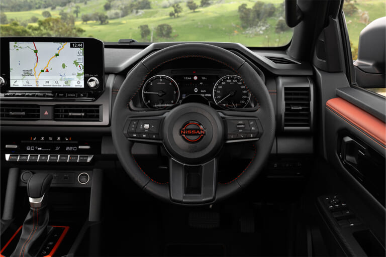日産の新型ナバラのインパネ付近｜「コレはカッコいい」「こんなクルマあったんだ…」日本人が知らない、世界に誇る日産車。1986年から累計販売台数50万台の名車の新型が発表！