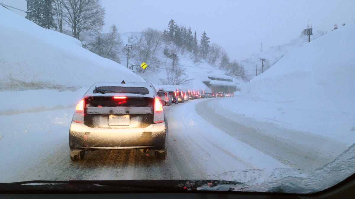 「マジで持ってて良かった…」雪で立ち往生…たった1つのキットが命運を分ける。クルマに積んでおけばめちゃくちゃ安心できるアイテムを紹介