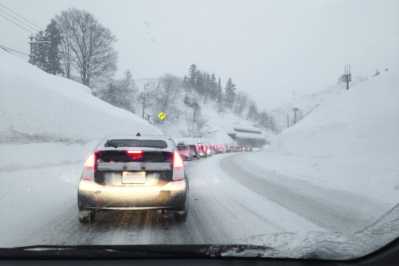 雪道での渋滞｜「マジで持ってて良かった…」雪で立ち往生…たった1つのキットが命運を分ける。クルマに積んでおけばめちゃくちゃ安心できるアイテムを紹介