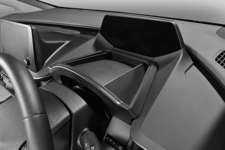 プリウス専用トレー NZ884K［カーメイト］を実際に装着した例｜「おぉ〜コレめっちゃ欲しい…」トヨタ車のデッドスペースにすっぽりハマる！ 工具不要で2分で装着OKの便利なカーグッズを紹介