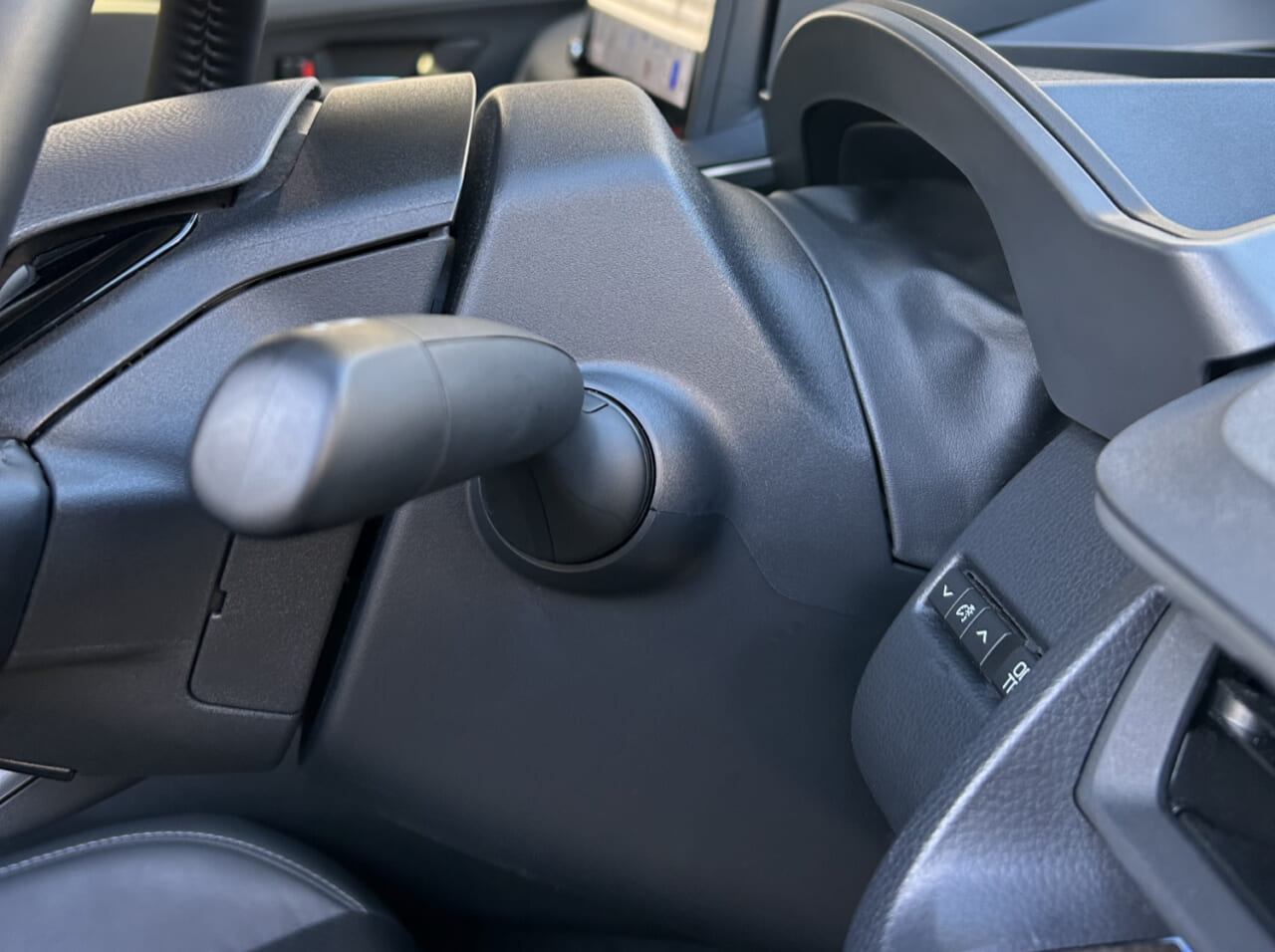 プリウス専用トレー NZ884K［カーメイト］を実際に装着した例｜「おぉ〜コレめっちゃ欲しい…」トヨタ車のデッドスペースにすっぽりハマる！ 工具不要で2分で装着OKの便利なカーグッズを紹介