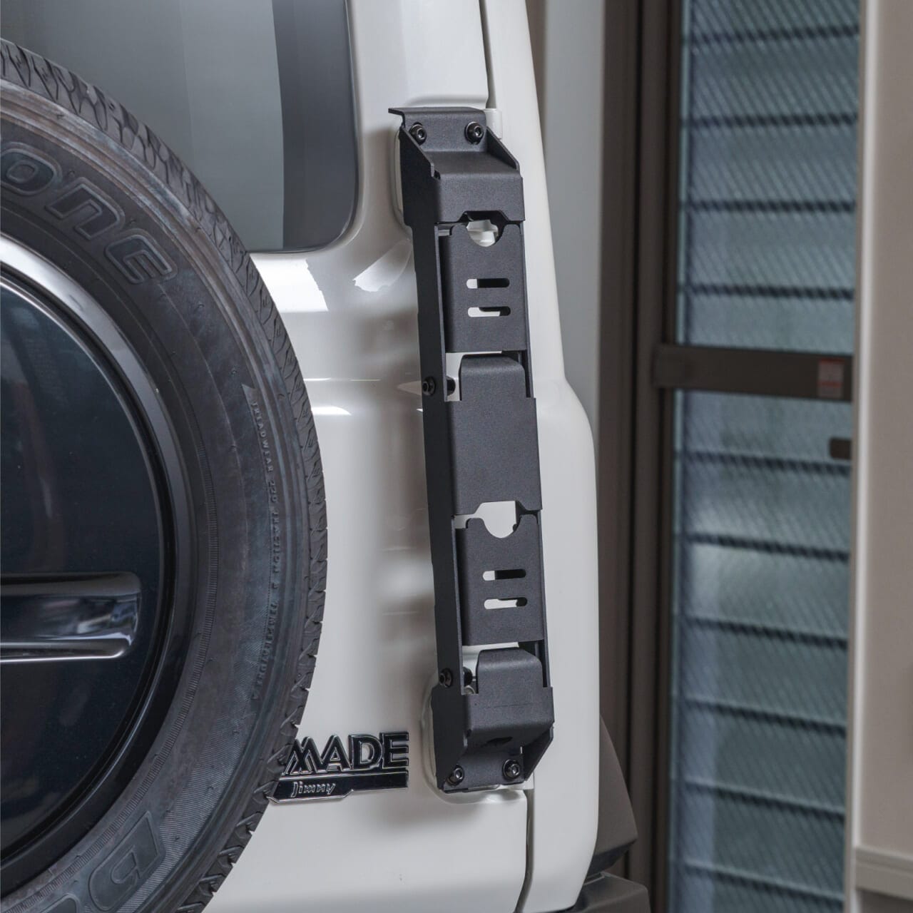 ジムニー専用リアラダー（スリムタイプ）［クラフトワークス］｜「どうやって使うの？」「これは想像つかない」一見よくわからないが、実用性抜群！ 開閉式でスタイリッシュ。リーズナブルな価格設定がうれしいカー用品を紹介。