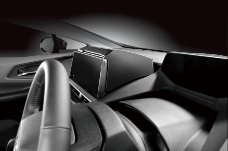 カーメイトのプリウス専用ティシューケース(NZ843)を装着し、横から見た図|「これは革新的」「デッドスペースにピッタリとハマる」簡単装着で効果抜群! スタイリッシュで見た目もイイ感じのカーグッズを紹介