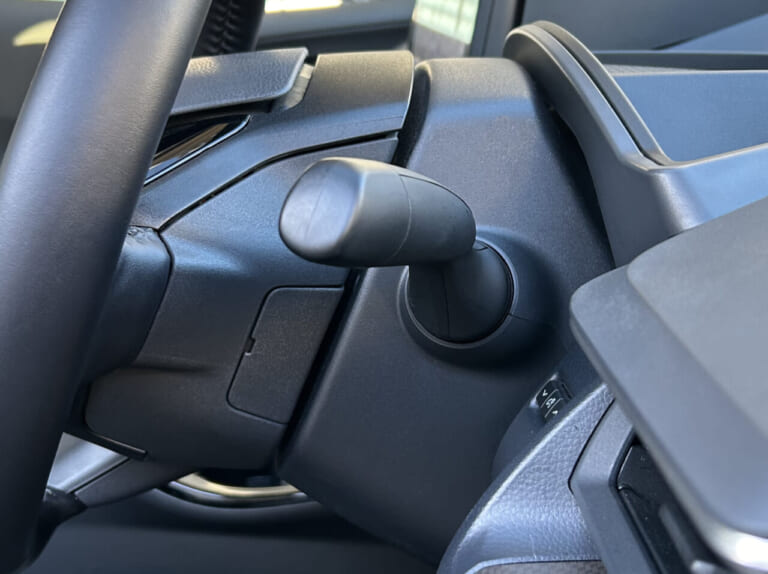 プリウス専用トレー NZ884K［カーメイト］を実際に装着した例｜「おぉ〜コレめっちゃ欲しい…」トヨタ車のデッドスペースにすっぽりハマる！ 工具不要で2分で装着OKの便利なカーグッズを紹介