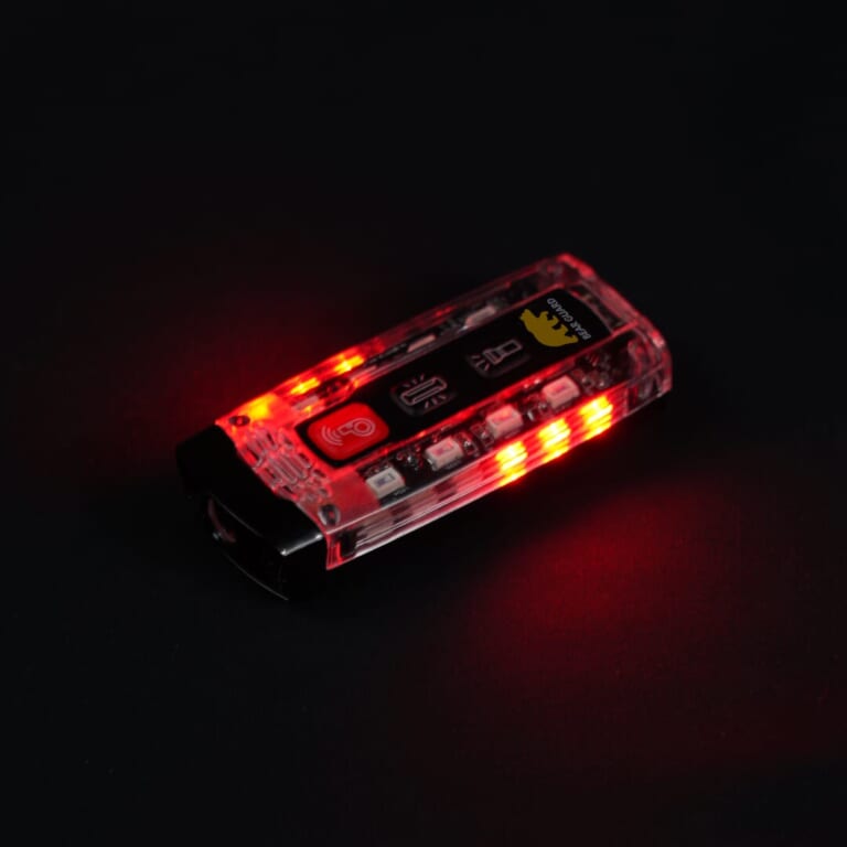 携行型安全デバイス「ベアーガード（BEAR GUARD）」［株式会社TCL］のLED発光パターン。LED警告シグナル：赤｜「これは珍しい…」「そんな方法があるんだ？」ダブルの効果で威力を発揮。自動車販売業者が開発したユニークなデバイスを紹介。