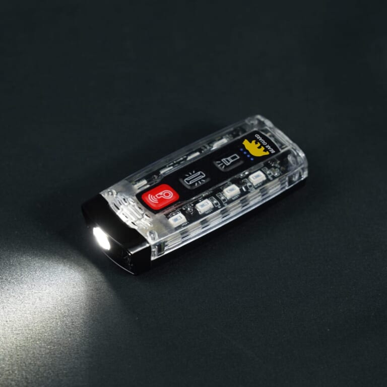携行型安全デバイス「ベアーガード（BEAR GUARD）」［株式会社TCL］。懐中電灯モード｜「これは珍しい…」「そんな方法があるんだ？」ダブルの効果で威力を発揮。自動車販売業者が開発したユニークなデバイスを紹介。
