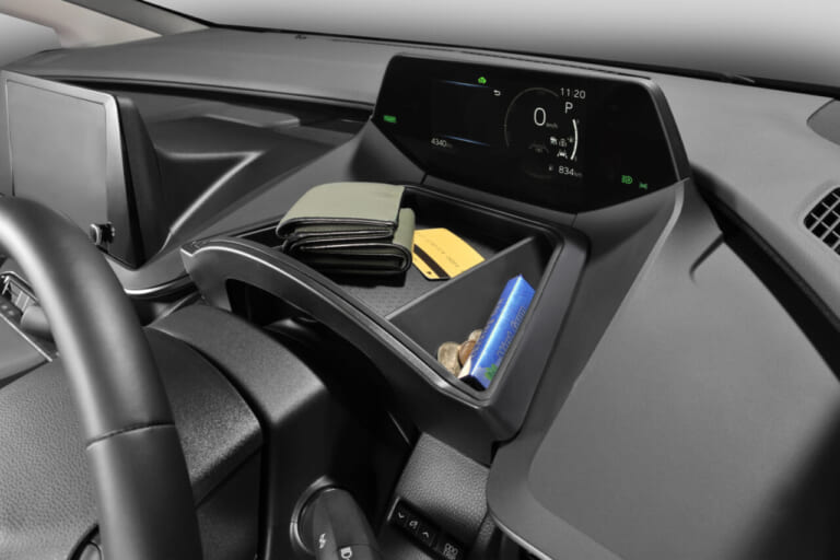 プリウス専用トレー NZ884K［カーメイト］を実際に装着した例｜「おぉ〜コレめっちゃ欲しい…」トヨタ車のデッドスペースにすっぽりハマる！ 工具不要で2分で装着OKの便利なカーグッズを紹介