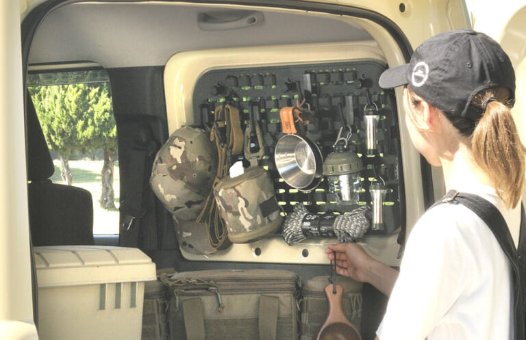 ジムニー専用 モールパネル（NZ868）［カーメイト］の使用例｜「そんな活用方法があるんだ…」車内のデッドスペースを有効利用！パーツの組み換えで自由度が高い！スタイリッシュなカーグッズを紹介