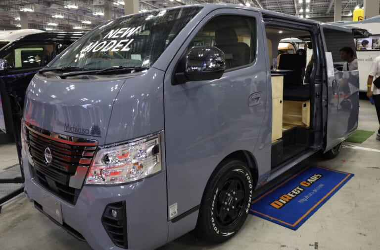 ベース車はニッサン・キャラバン GRAND プレミアムGXのガソリン2WD。2WD、4WDのディーゼルからも選択できる。｜「そんなのアリ…？」「これは住めちゃう車」ソファみたいなシートが素敵。キッチン・冷蔵庫・電子レンジ装備。