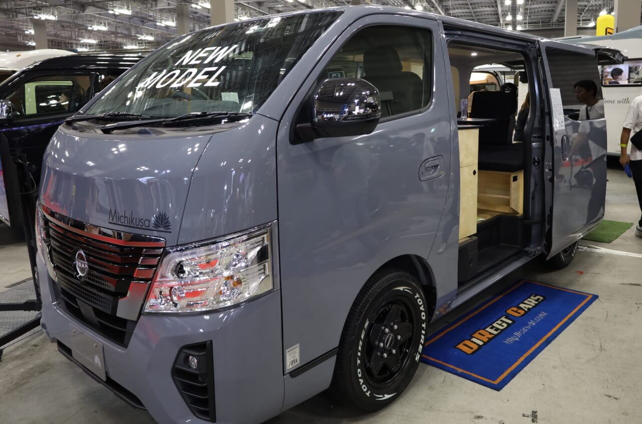 ベース車はニッサン・キャラバン GRAND プレミアムGXのガソリン2WD。2WD、4WDのディーゼルからも選択できる。｜「そんなのアリ…？」「これは住めちゃう車」ソファみたいなシートが素敵。キッチン・冷蔵庫・電子レンジ装備。