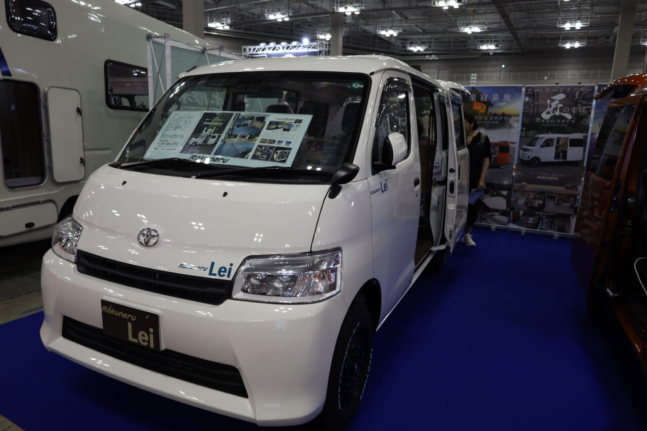 ベース車はトヨタ•タウンエースバンGLのフルタイム4WD。オプション装備のアルミ&タイヤがアウトドア感を引き上げる。|はっきり言って「ここに住めます」トヨタ車の室内は「まさにワンルーム」絶妙なサイズ感がグッドだね。キッチン・シャワー付き。