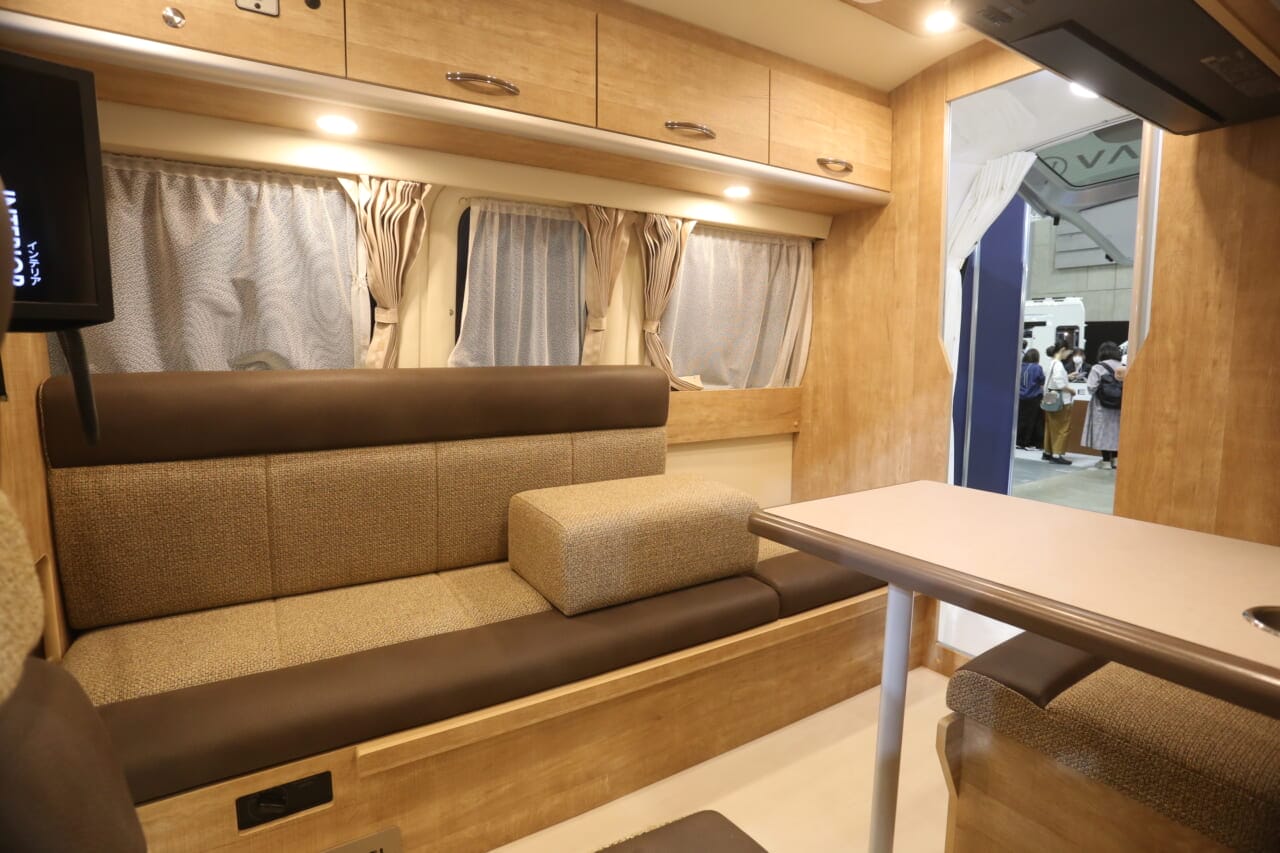 冷蔵庫・電子レンジ・シャワー完備の贅沢空間、その快適さは「1LDK級」。旅をより自由にしてくれる理想的な1台を発見