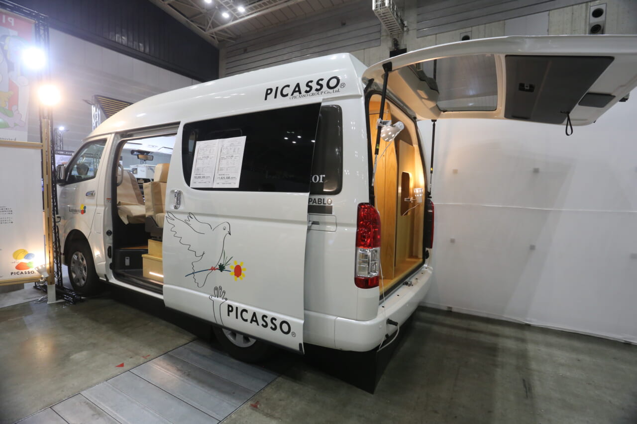 ｜3人宿泊OKなベッドにキッチン・トイレも完備。旅先で嬉しい「贅沢リビング」を完備したハイエースを発見。